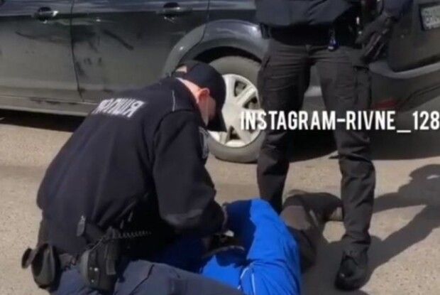 У Рівному чоловік затиснув склом пальці поліцейському