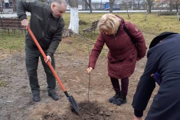У Колодяжному відкрили виставку картин та висадили дерева (Фото)