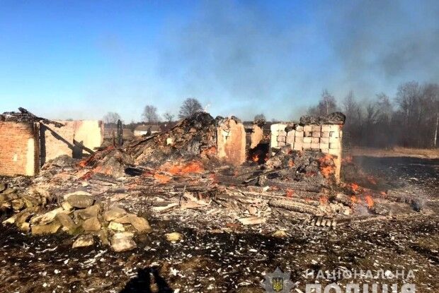 На Рівненщині через спалювання листя згоріла хата (Фото)