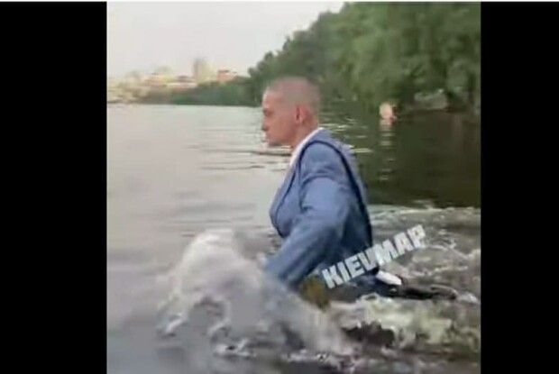 Чоловік так хотів прохолоди, що скупався у костюмі (Відео)