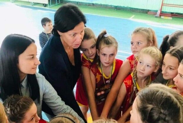 Тренерка з Харкова  врятувала  від обстрілів 12 юних спортсменок (Фото)