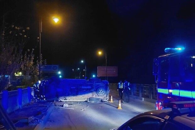 В обласному центрі Волині на мосту перекинувся автомобіль