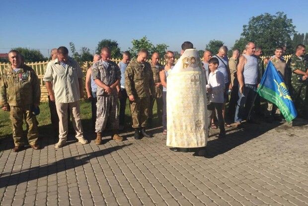Луцька «десантура» – замість купатися у фонтанах – сходила до церкви (фото)