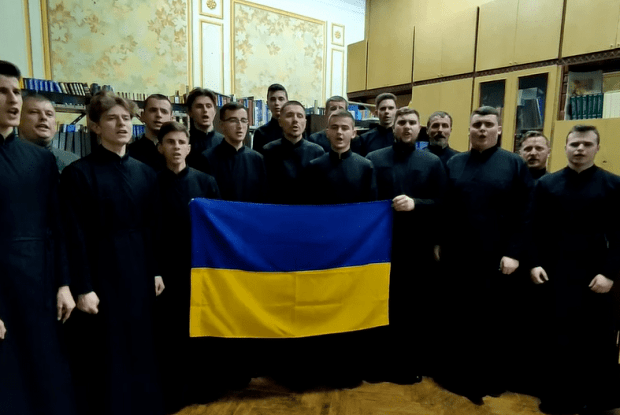 У Рівному інтернет-хіт «Батько наш Бандера» заспівали семінаристи (Відео)