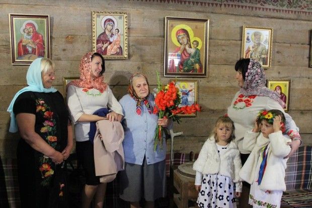 Голобчанка до 80-річчя навишивала ікон на цілу виставку
