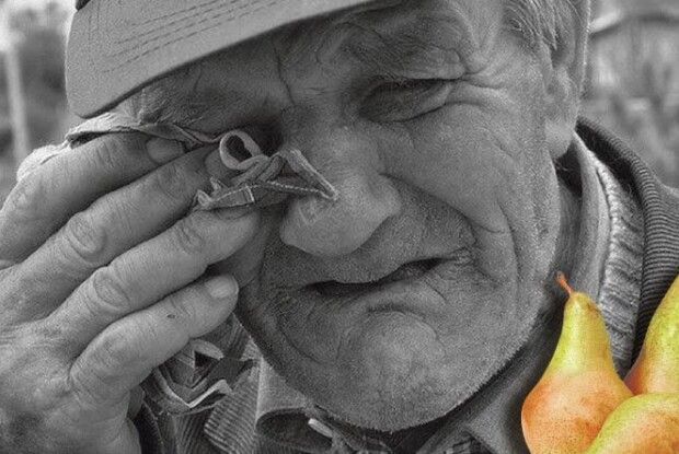 «А вночі від дідової хати залишилася тільки яма, на краю якої розсипалися жовті грушки»