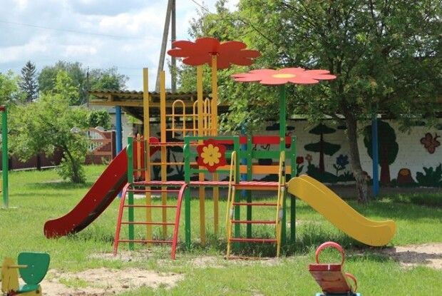 У Любешові спорудили новий дитячий майданчик