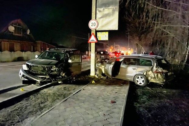 На Рівненщині водій влетів у припаркований автомобіль (Фото)