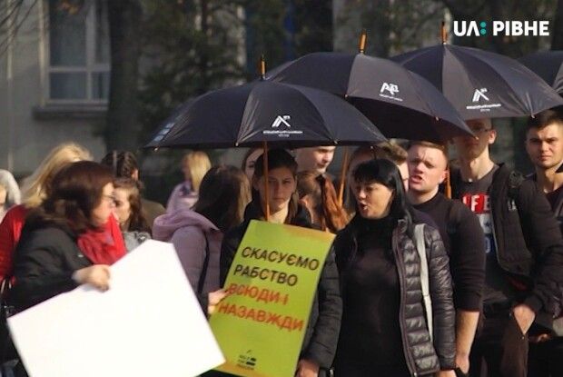 З чорними парасольками проти торгівлі людьми: у Рівному влаштували тематичну акцію