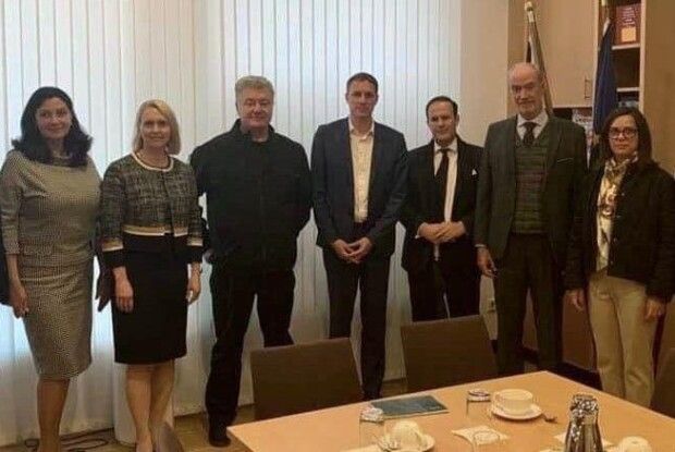 Порошенко зустрівся із послами «Сімки» та ЄС: чим більше буде зброї, тим швидше Україна переможе і закінчиться війна