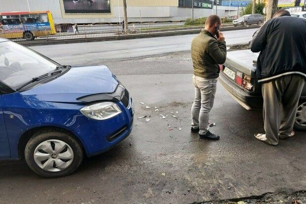 У Луцьку – ДТП: на мосту зіткнулися дві автівки (Фото)