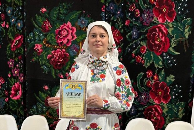 Волинянка представила автентичне вбрання бабусі на Всеукраїнському конкурсі