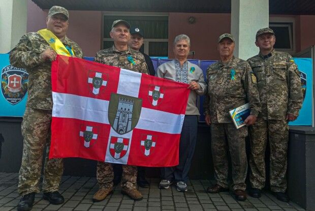 Останній дзвоник: «Сталева Сотка» привітала луцький ліцей, директор якого пішов на фронт