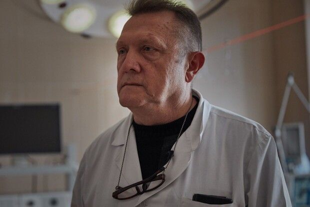 Хірург провів під обстрілами понад 380 операцій