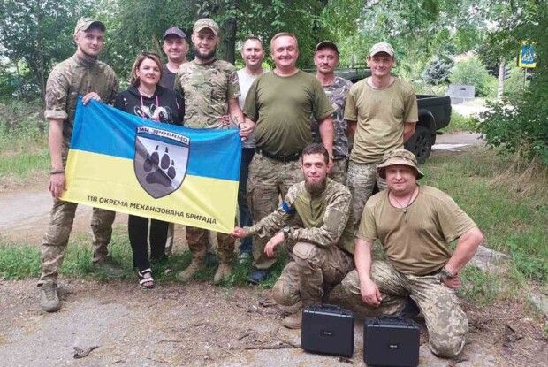 Волинська волонтерка: «Боляче видаляти номери телефонів воїнів, які ще вчора ставили автограф  на прапорі» 