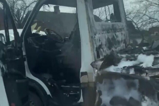 У селі на Рівненщині під час руху загорівся бус (Відео)