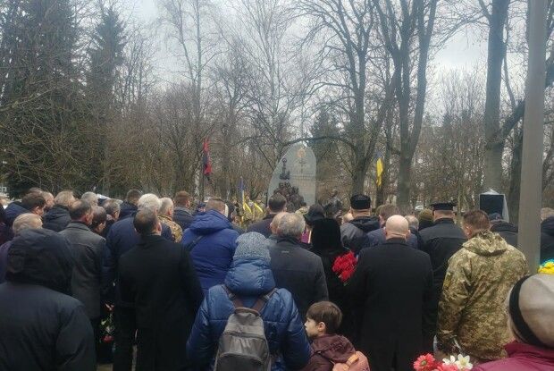 Близько тисячі лучан прийшли на могилу до Василя Мойсея віддати данину Героям Небесної сотні  (Фото)