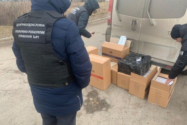 На Волині та Рівненщині правоохоронці затримали два автомобілі з 17 ящиками сигарет