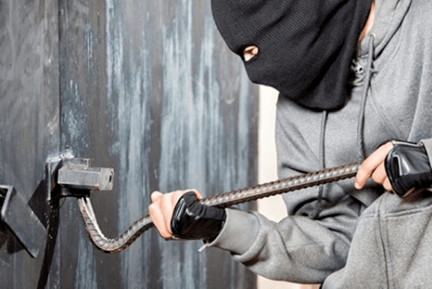 На Волині шукають крадія, який «почистив» місцевий барбершоп