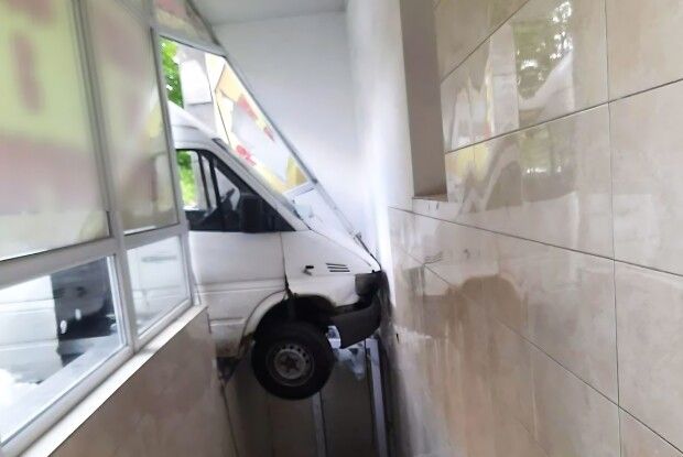 Замість гальм натиснув на газ: на Рівненщині водій в’їхав у магазин (Фото)