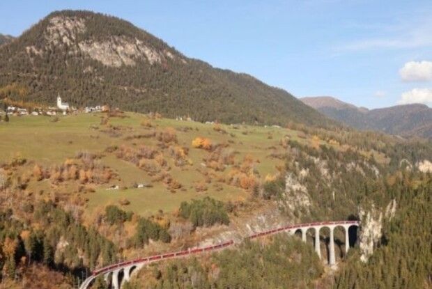 У Швейцарії встановили рекорд з найдовшим у світі пасажирським поїздом 