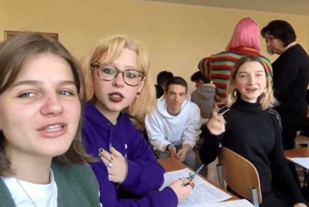 «Батько наш Бандера»: школярі потролили проросійську вчительку