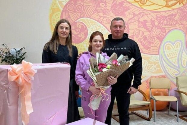 Визволену з полону Мар’яну Мамонову у Луцьку привітав голова ОДА (Фото) 