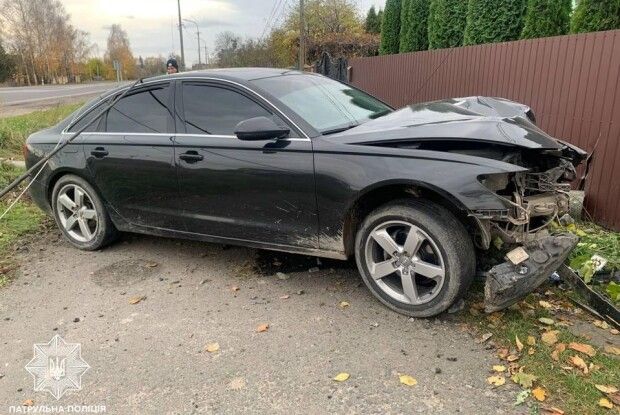 На Волині  водій збив електроопору і втік