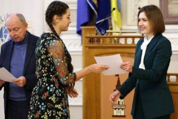 270 учнів отримали президентські стипендії, 47 - вже вдруге, а один школяр - навіть учетверте