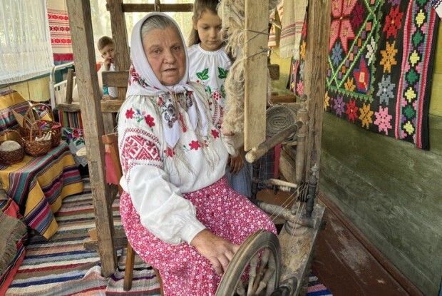 71-річна ткаля з Волині продовжує 100-річну традицію лляного ткацтва