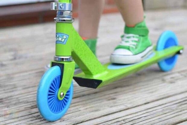 Водійка на «БМВ» на переході збила 7-річну дівчинку, яка їхала на самокаті