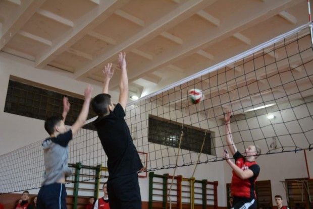 115 юнаків і дівчат зі Здолбунова взяли участь у масштабному турнірі з волейболу