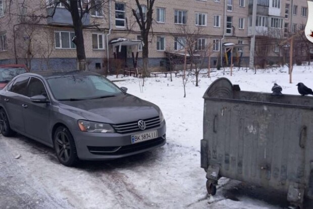 У Луцьку штрафують за припарковані автівки біля сміттєвих контейнерів 