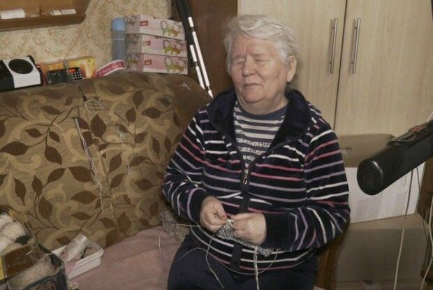 Голими руками не візьмеш: як незряча лучанка оберігає долоні волинських захисників (Відео)