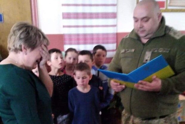 Рідним загиблого воїна з Волині, який був директором школи, вручили його нагороду (Фото)