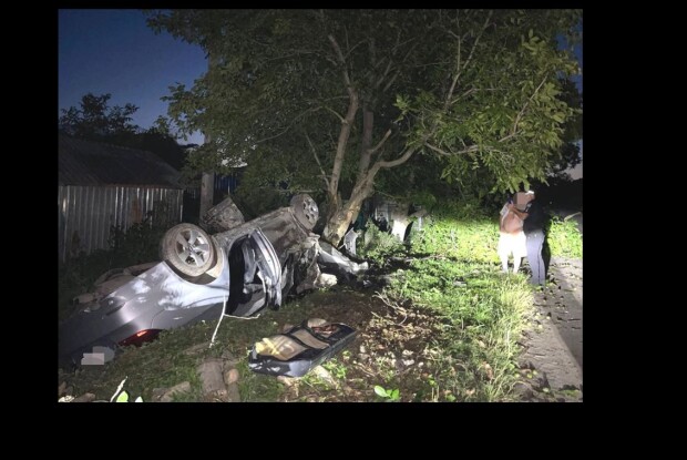 Водій, який на авто врізався в дерево і перекинувся, з травмами і опіками доставлений у лікарню