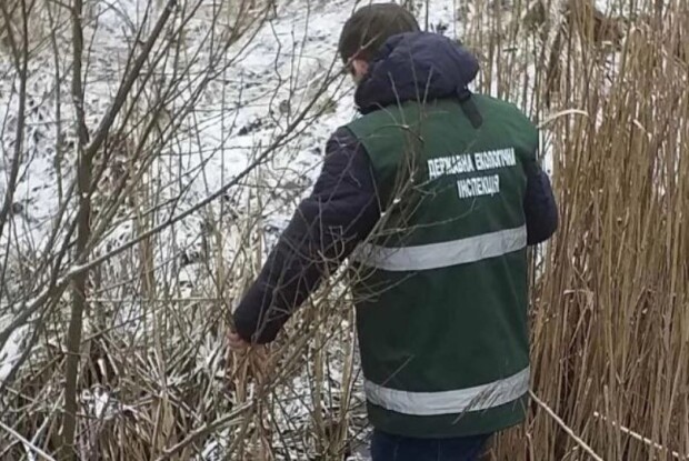 У річці на Рівненщині текла червона вода: екоінспекція визначила причину