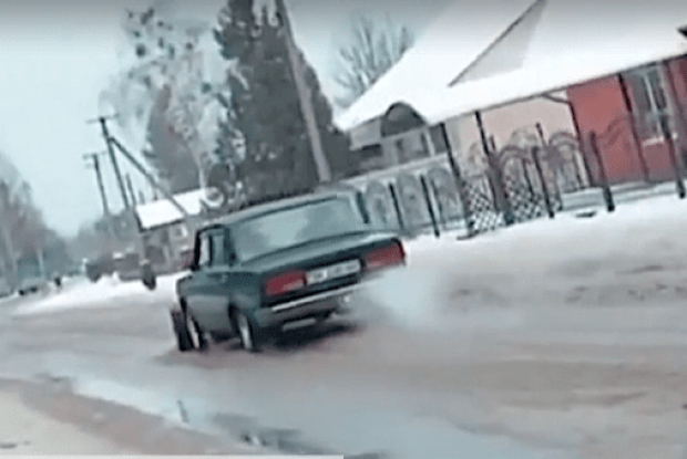 На Рівненщині чоловік переобладнав «Жигулі» на снігоочисний бульдозер