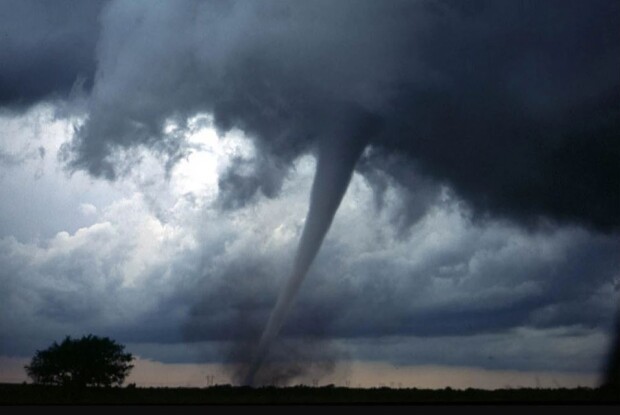 Потужний торнадо у США: десятки загиблих, зруйновані будинки, пошкоджено аеропорт