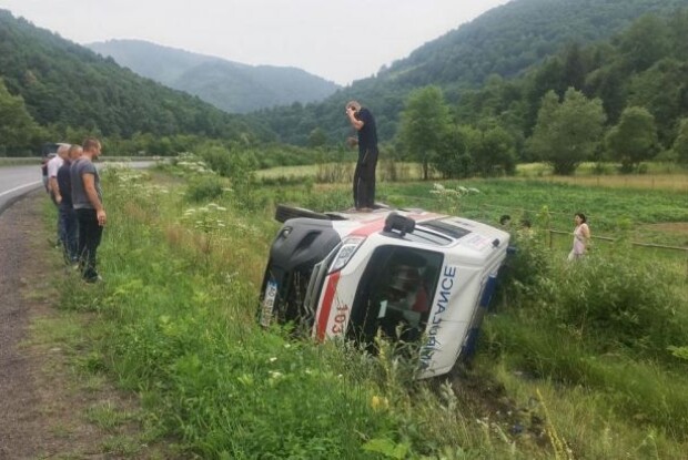 На Закарпатті перевернулася «швидка» з хворим на інфаркт 