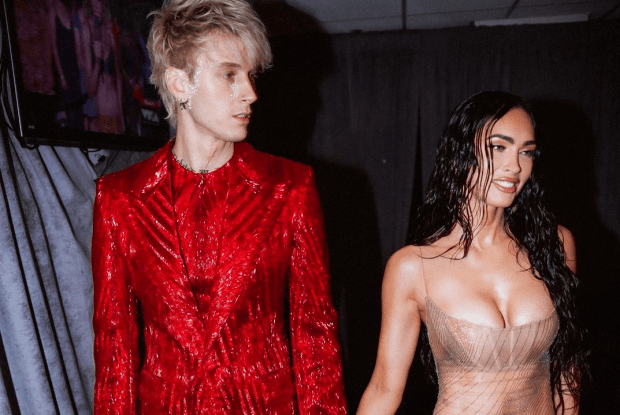 Меган Фокс з'явилася на червоній доріжці MTV VMA в «голій» сукні (Фото)