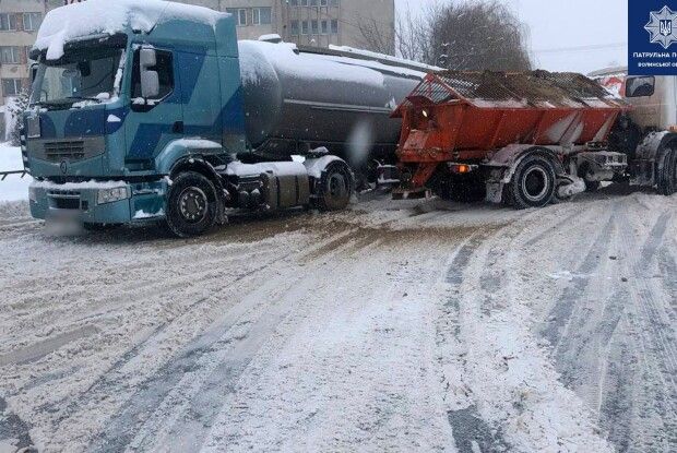 У Луцьку зі снігу витягували дві фури, які застрягли на дорозі і утворили затор (Фото)