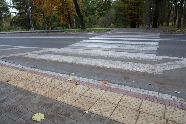 Луцьк активно «знімає» перешкоди для людей на кріслах колісних (Фото)