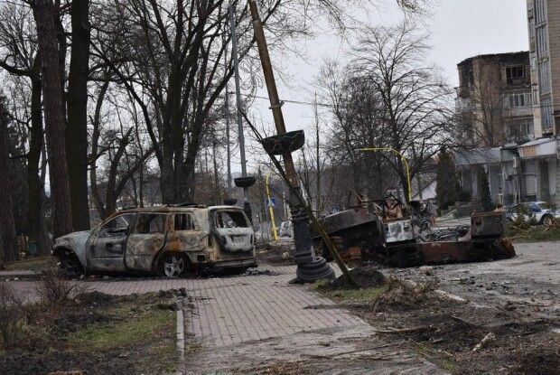 У Бучі 6-річний хлопчик кожного дня ходить на могилу матері, бо боїться, що вона зголодніє 