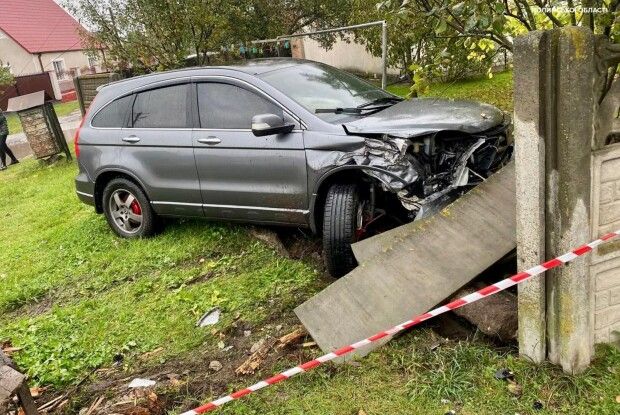 На Волині позашляховик розтрощив паркан