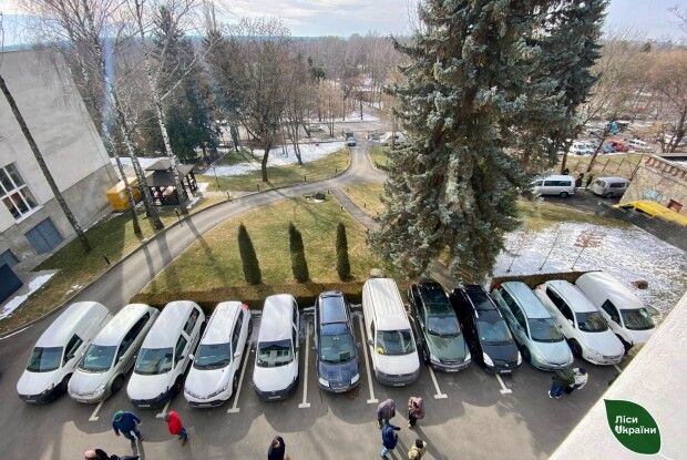 Латвійські волонтери передали автомобілі для волинських військових