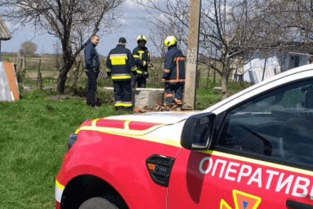 Рівненські рятувальники дістали з колодязя мертвого чоловіка (Фото) 