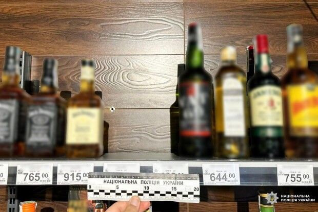 Рівнянин розбив вікно в супермаркеті та виніс алкоголь і цигарки