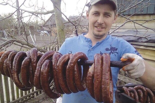 Маневиччанин зробив спеціальну конструкцію, за допомогою якої готує знані на всю округу ароматні м’ясні делікатеси