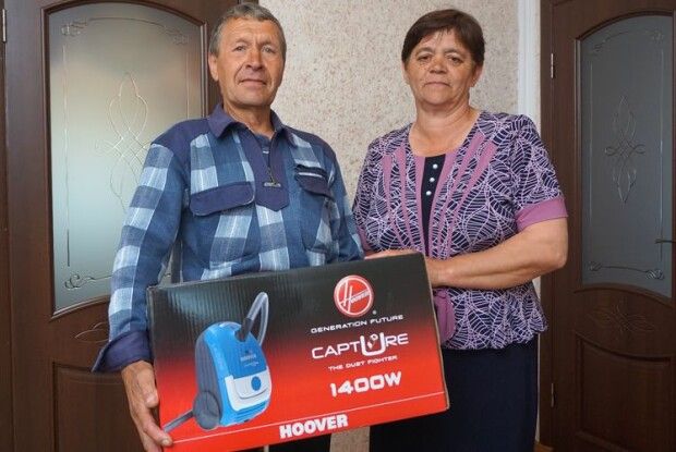 «Такий подарунок у господарстві — річ дуже корисна. Вільного часу стане більше, то й улюблену газету почитаю!»